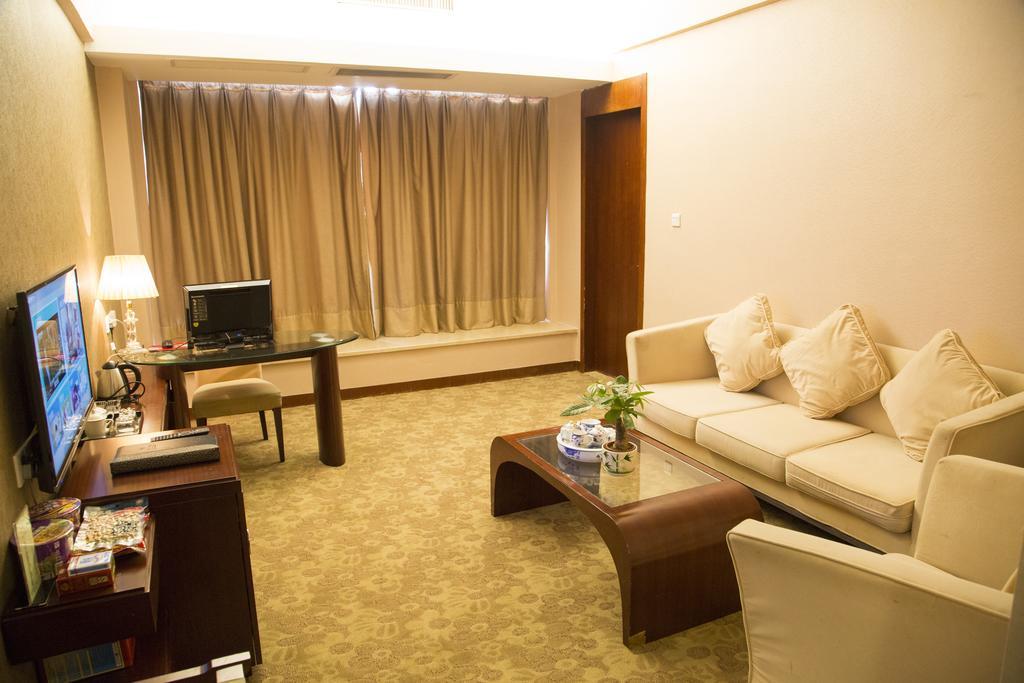 Long Zhou Grand Hotel Guangzhou Oda fotoğraf